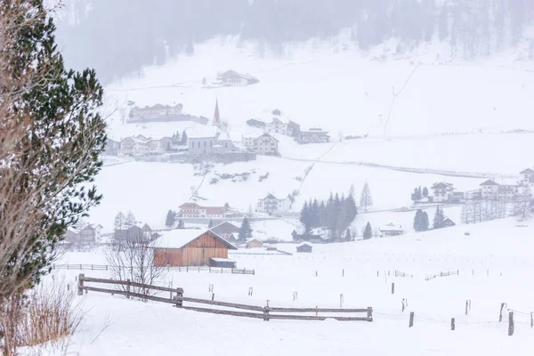 Donmuş bir köy manzarası, kış manzarası