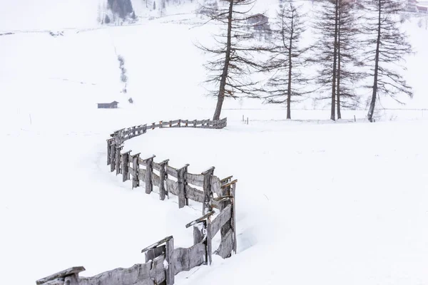 凍った村冬の風景を眺め — ストック写真
