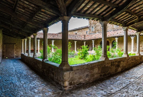 San Marino Cumhuriyeti Kadim Kaleler Savunma Kuleleri Arasında Yürü — Stok fotoğraf