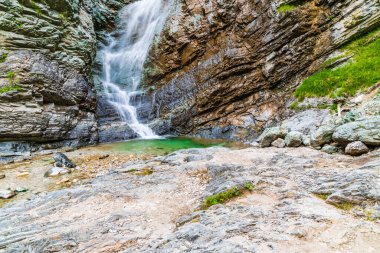 Sappada patikaları boyunca yaz şelaleleri. Friuli. Dolomitler