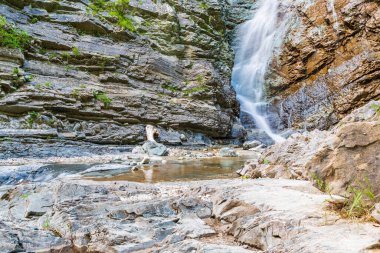 Sappada patikaları boyunca yaz şelaleleri. Friuli. Dolomitler