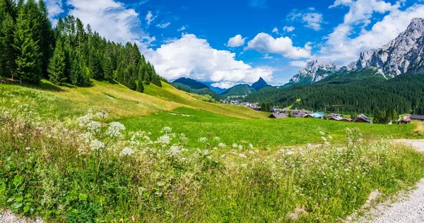 Yazın Sappada dağ köyünün güzel manzarası