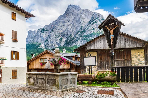 Vacker Utsikt Över Sappada Bergsby Sommaren — Stockfoto