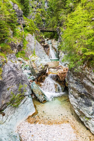 Sappada patikaları boyunca yaz şelaleleri. Friuli. Dolomitler