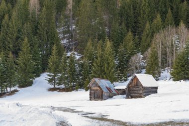 İtalya 'nın Friuli bölgesinde kışın eski ahşap evler