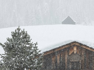 Kar yağarken Sappada antik köy binalarının manzarası çok güzel. 