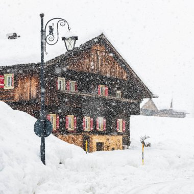 Kar yağarken Sappada antik köy binalarının manzarası çok güzel. 