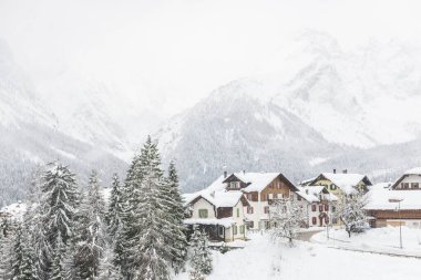 Kar büyüsü. Sappada 'nın antik köyünde yürü. Friuli.