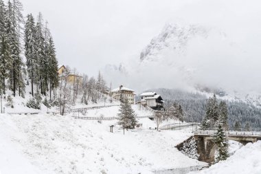 Kar büyüsü. Sappada 'nın antik köyünde yürü. Friuli.