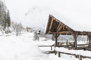 Kar büyüsü. Sappada 'nın antik köyünde yürü. Friuli.