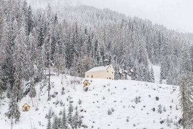 Kar büyüsü. Sappada 'nın antik köyünde yürü. Friuli.