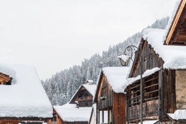 Kar büyüsü. Sappada 'nın antik köyünde yürü. Friuli.