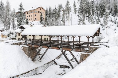 Kar büyüsü. Sappada 'nın antik köyünde yürü. Friuli.