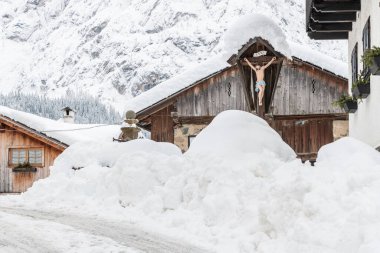 Kar büyüsü. Sappada 'nın antik köyünde yürü. Friuli.