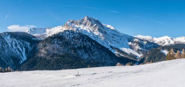 Karlı dağları olan güzel bir kış manzarası. İtalya 'nın Friuli-Venezia Giulia bölgesinde Udine ili Sauris komünü manzarası. Sauris, Friuli 'nin Carnia dağlık bölgesinde, Carnic Alpleri' nin Lumiei Vadisi 'nde yer almaktadır..