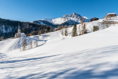 Sauris di Sopra 'daki San Lorenzo kilisesi. Güzel kış manzarası