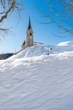 Sauris di Sopra 'daki San Lorenzo kilisesi. Güzel kış manzarası