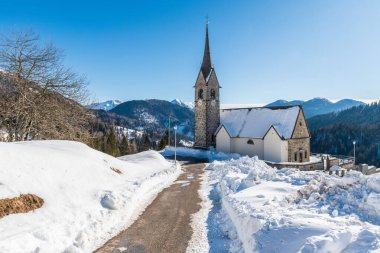 Sauris di Sopra 'daki San Lorenzo kilisesi. Güzel kış manzarası