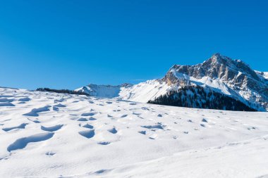 Karlı dağları olan güzel bir kış manzarası. İtalya 'nın Friuli-Venezia Giulia bölgesinde Udine ili Sauris komünü manzarası. Sauris, Friuli 'nin Carnia dağlık bölgesinde, Carnic Alpleri' nin Lumiei Vadisi 'nde yer almaktadır..