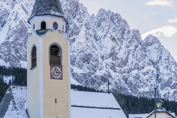 Malebný Pohled Krásnou Kapli Budovy Zasněžených Horách — Stock fotografie