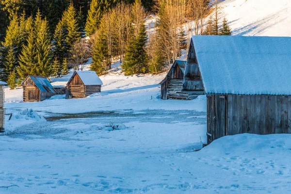 Oude Houten Huizen Winter Bij Friuli Regio Italië — Stockfoto