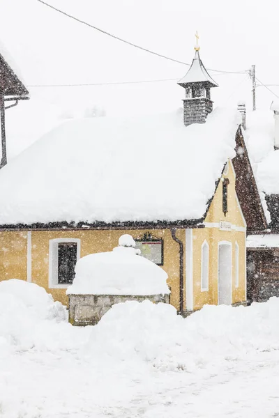 Prachtig Uitzicht Sappada Oude Dorpsgebouwen Durign Sneeuwval — Stockfoto