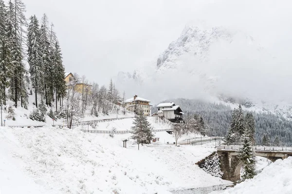 Magia Nieve Paseo Por Antiguo Pueblo Sappada Friuli — Foto de Stock