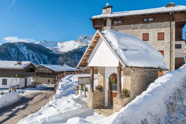 Bellissimo Paesaggio Invernale Con Montagne Innevate Cottage Del Villaggio Vista — Foto Stock