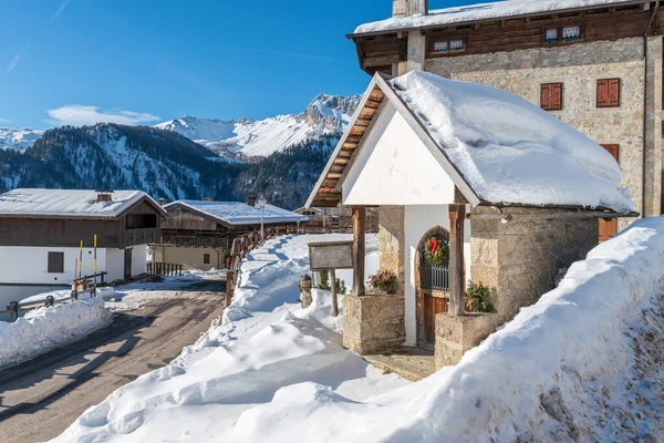 Bellissimo Paesaggio Invernale Con Montagne Innevate Cottage Del Villaggio Vista — Foto Stock