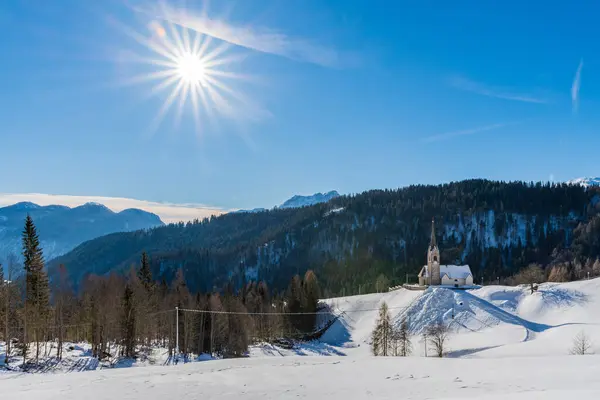 Kostel San Lorenzo Sauris Sopra Krásná Zimní Krajina — Stock fotografie