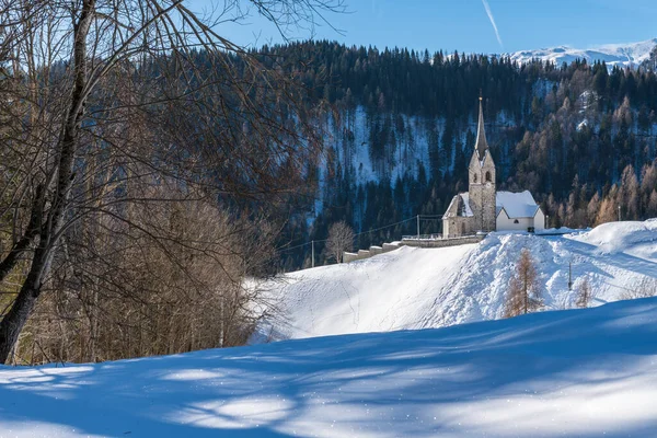 Kostel San Lorenzo Sauris Sopra Krásná Zimní Krajina — Stock fotografie