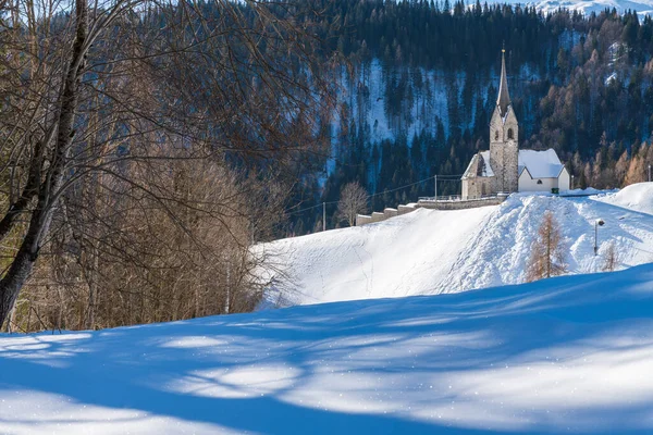 Kostel San Lorenzo Sauris Sopra Krásná Zimní Krajina — Stock fotografie