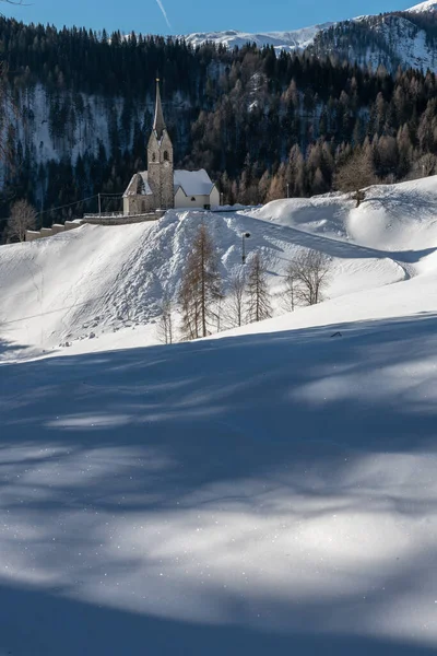 Die Kirche San Lorenzo Sauris Sopra Schöne Winterlandschaft — Stockfoto