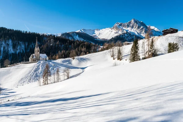 Die Kirche San Lorenzo Sauris Sopra Schöne Winterlandschaft — Stockfoto