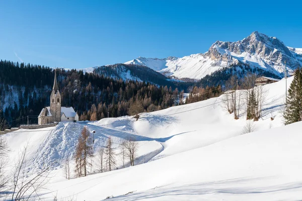 Chiesa San Lorenzo Sauris Sopra Bellissimo Paesaggio Invernale — Foto Stock