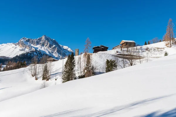 Schöne Winterlandschaft Mit Schneebedeckten Bergen Blick Auf Die Gemeinde Sauris — Stockfoto