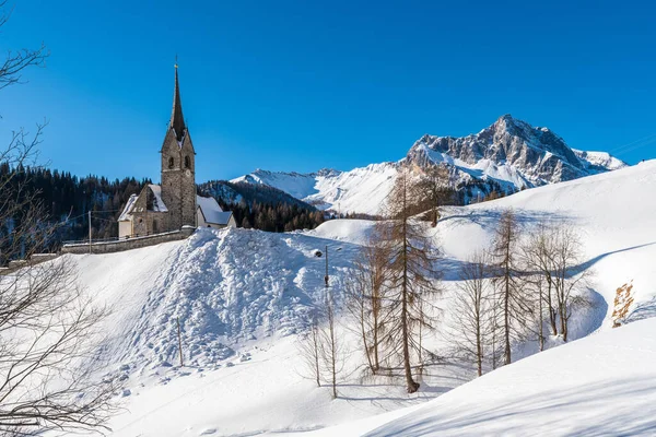 Церковь Сан Лоренцо Саурис Сопра Красивый Зимний Пейзаж — стоковое фото