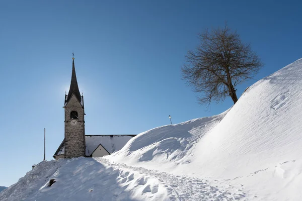Εκκλησία Του San Lorenzo Στο Sauris Sopra Όμορφο Χειμερινό Τοπίο — Φωτογραφία Αρχείου
