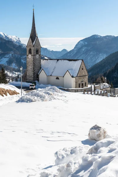 Sauris di Sopra 'daki San Lorenzo kilisesi. Güzel kış manzarası