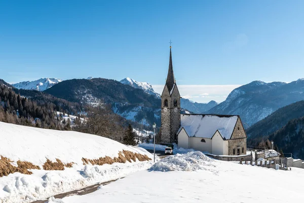 Kostel San Lorenzo Sauris Sopra Krásná Zimní Krajina — Stock fotografie