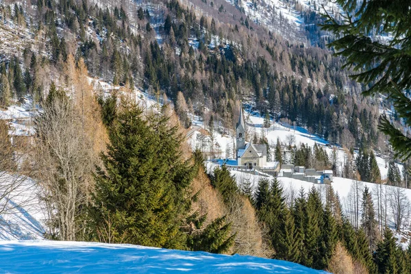サウリス ソプラのサン ロレンツォ教会 美しい冬の風景 — ストック写真