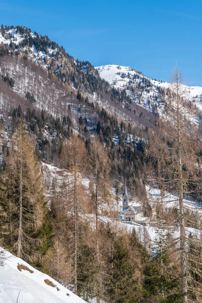 Karlı Dağları Olan Güzel Bir Kış Manzarası Talya Nın Friuli — Stok fotoğraf
