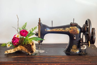 Eski Şarkıcı dikiş makinesi görünümü