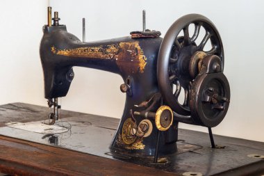 Eski Şarkıcı dikiş makinesi görünümü