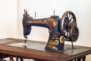 Eski Şarkıcı dikiş makinesi görünümü