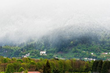 İtalya 'nın Friuli-Venezia Giulia bölgesinde Udine ilindeki Sutrio komünü manzarası