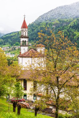 İtalya 'nın Friuli-Venezia Giulia bölgesinde Udine ilindeki Sutrio komünü manzarası