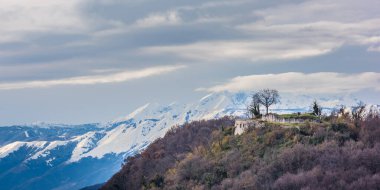 Dağlardaki eski kasabanın taş kulesi, Kuzey İtalya 'daki Tagliamento Nehri, Ragogna Kalesi.