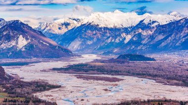 Kuzey İtalya 'daki Tagliamento Nehri' nin kış manzarası