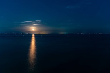 Terrazza a Mare Lignano, İtalya 'da sahne gece deniz manzarası